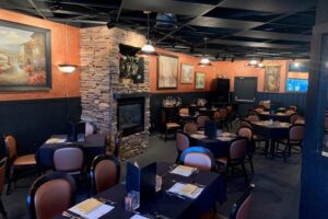 Carlos-Bistro-Dining-Room-2-768x576 (1)