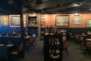 Carlos-Bistro-Dining-Room-8-768x576